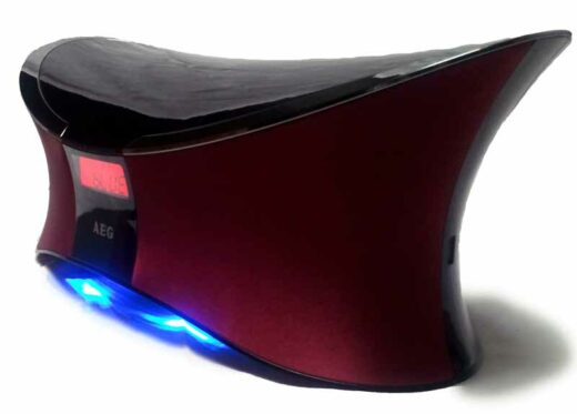 Anschluss für USB Datenquelle auf der rechten Seite. Das AEG BSS kann Musikdateien direkt vom USB Stick abspielen! (Foto: Andreas Rabe)