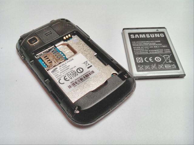 Ausgebauter Smartphone Akku Samsung S8500