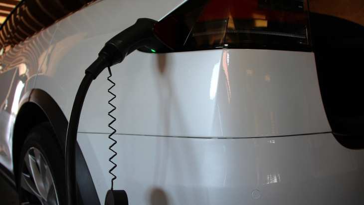 Tesla aufladen! Gegen Langeweile sollen Youtube und Netflix App helfen.