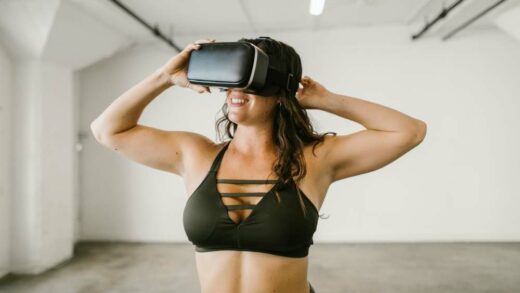 Frau mit VR-Headset erlebt Augmented Reality Anwendungen