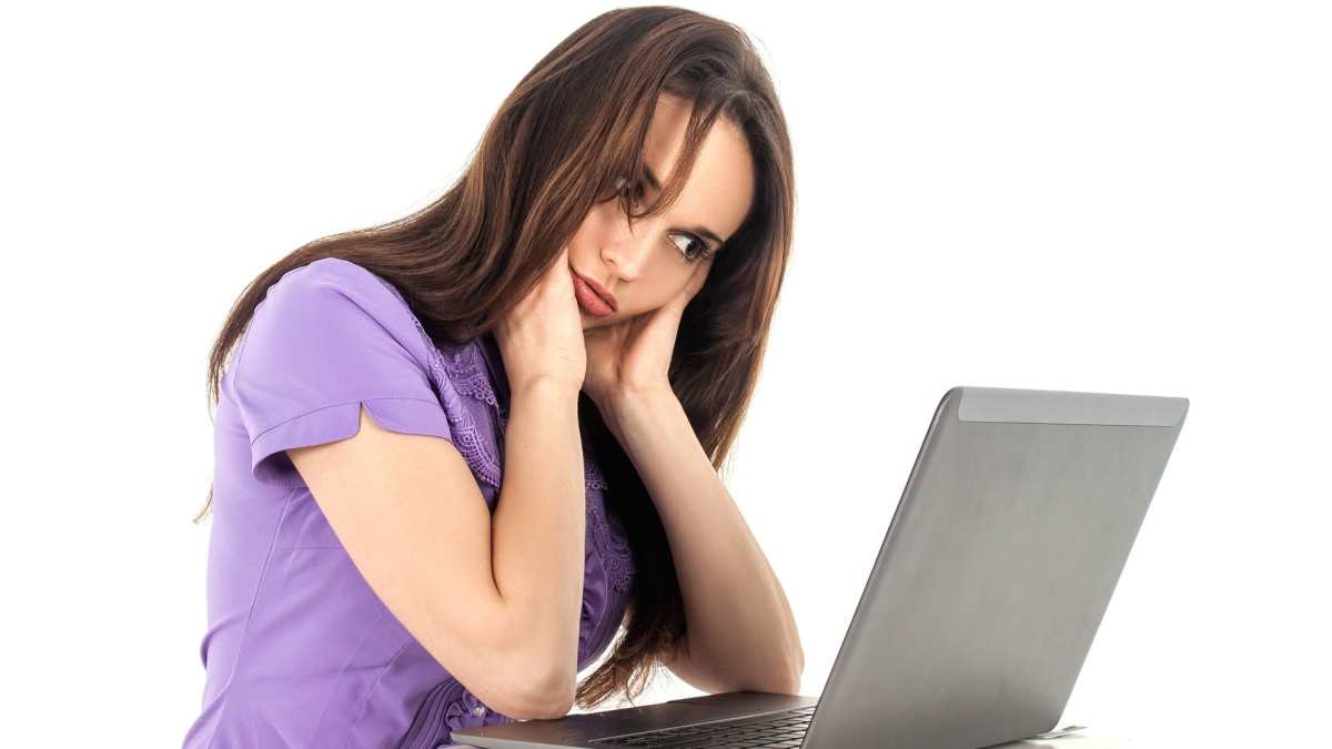 Junge Frau am Laptop