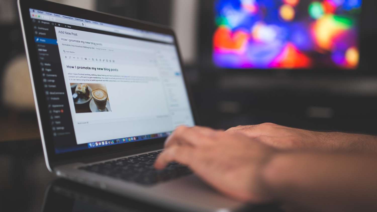 Person tippt auf einem Laptop und schreibt einen Blogbeitrag