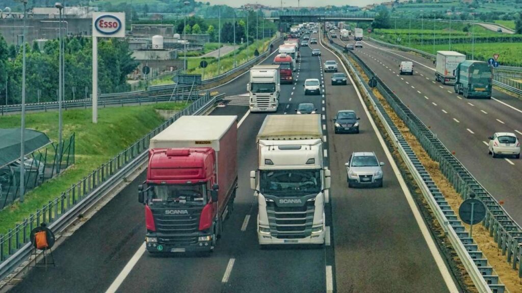 Autobahn mit LWK und PKW und viel Verkehr