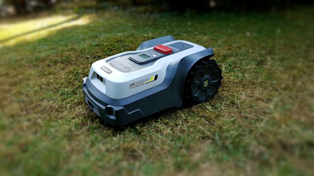 Der RoboUp T1200 Pro beim Mähen im Garten bei Addis Techblog