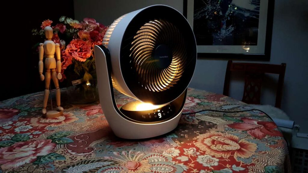 Switchbot Battery Circulator Fan mit eingeschaltetem, integriertem Nachtlicht