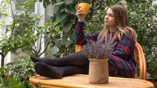 Frau mit Kaffeetasse im Garten