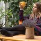 Frau mit Kaffeetasse im Garten