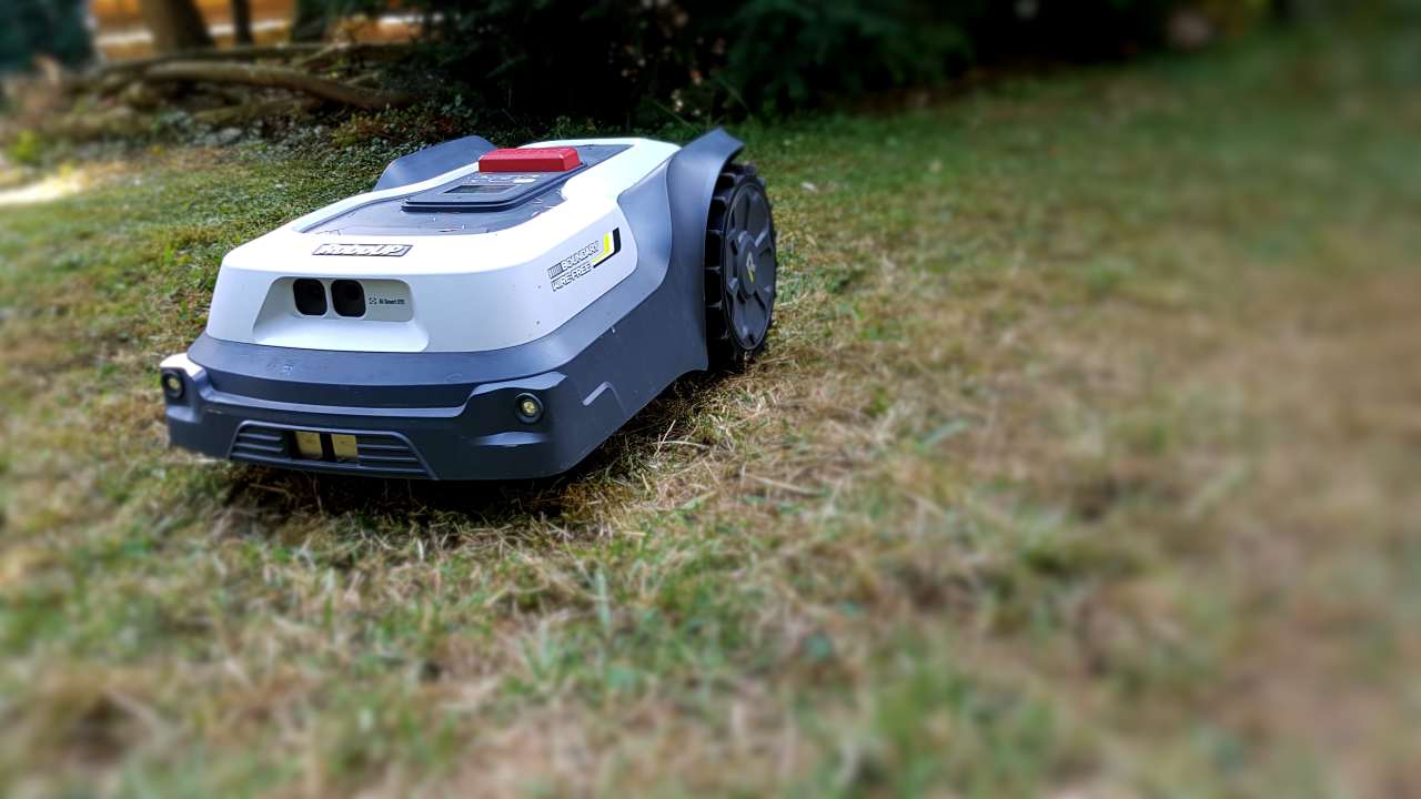 RoboUp T1200 Pro beim Mähen im Smarten Garten