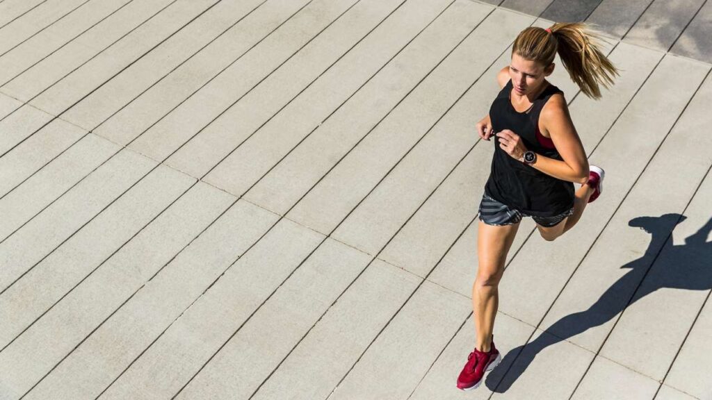 Joggerin mit Smartwatch