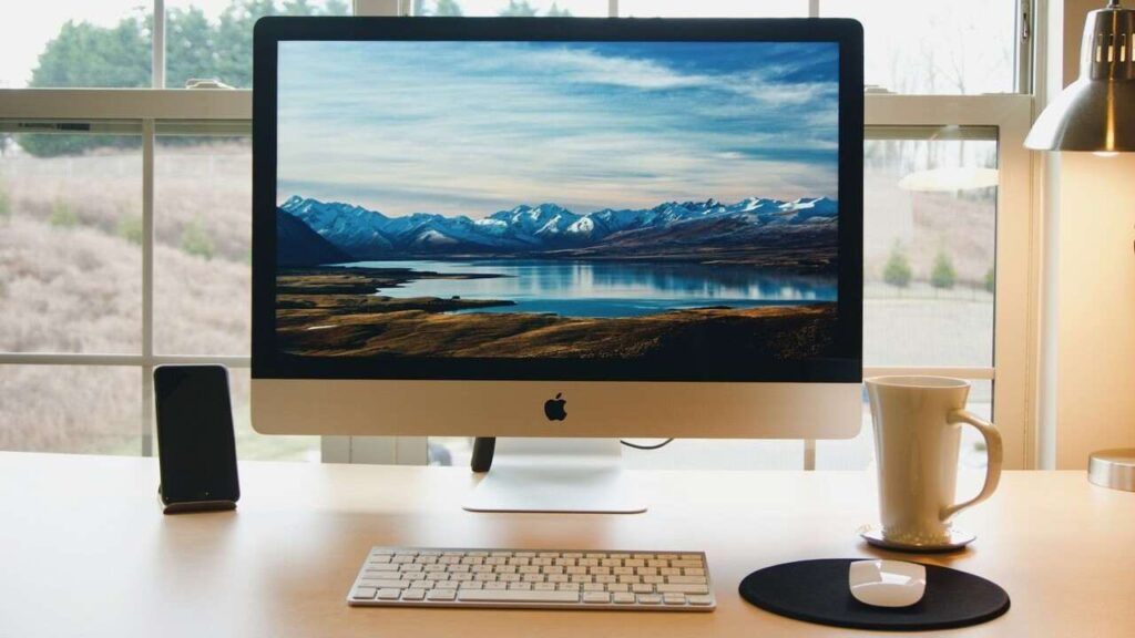 Mac auf dem Schreibtisch