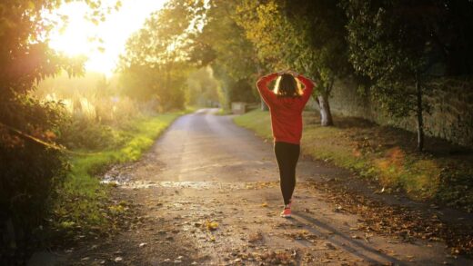 Fotografier mit dem Smartphone im Herbst. Frau in herbstlicher Landschaft