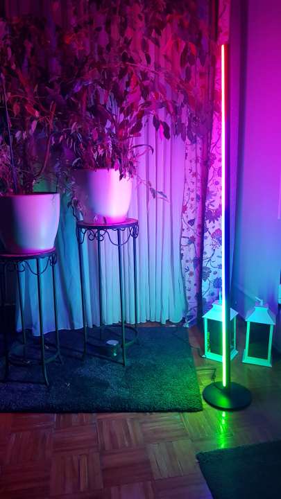Switchbot RGBICWW Floor Lamp im Wohnzimmer