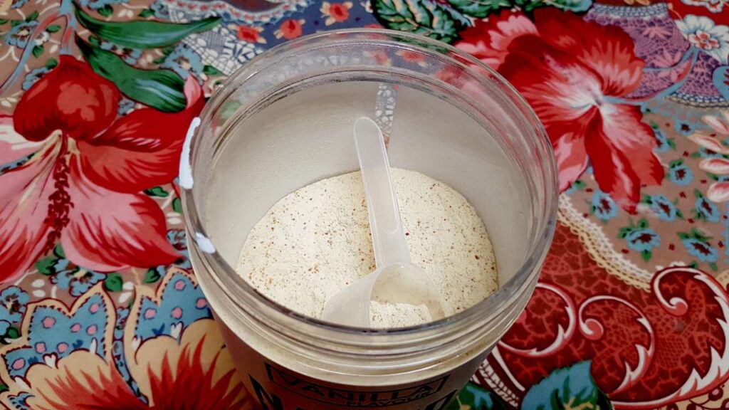 Naked Whey Pulver mit Messlöffel