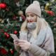 Weihnachten - Girl mit Smartphone vor dem Weihnachtsbaum