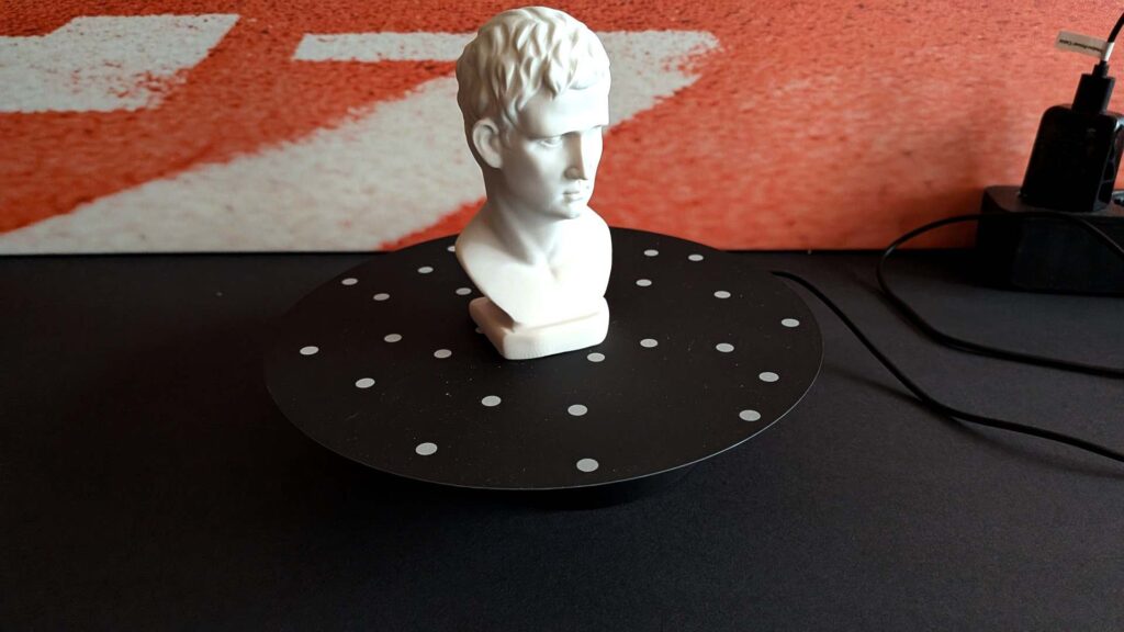 Revopoint Miraco Plus Review - die mitgelieferter Büste und Drehteller