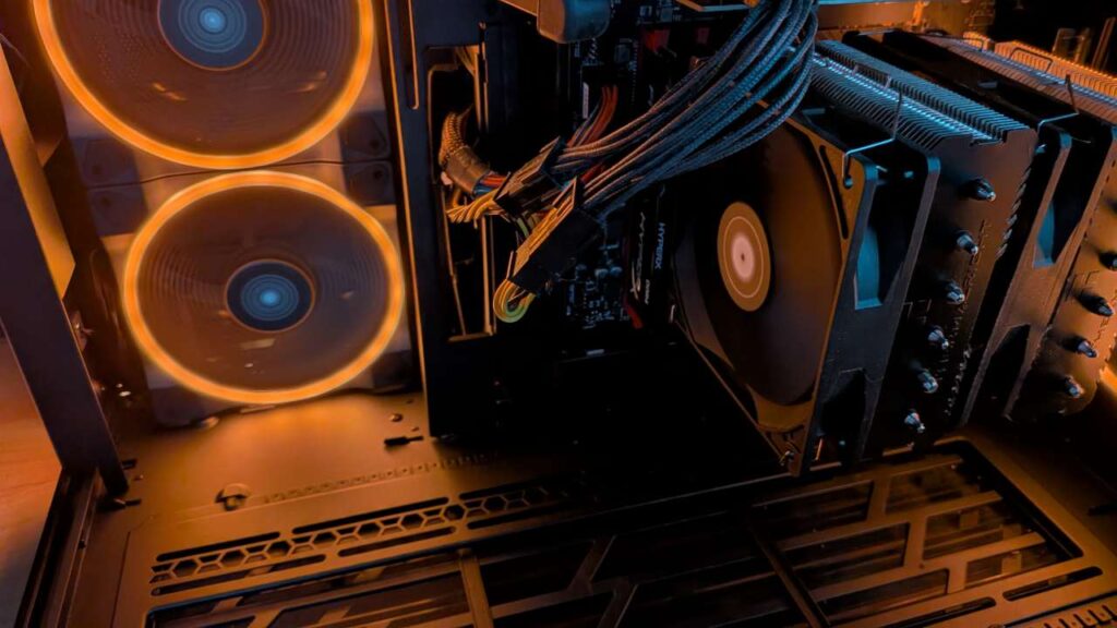 BeQuiet Light Base 900 im inneren. Ein großer CPU Kühler braucht Platz - da kann ein DDR4 Ram Riegel schon einmal im Weg sein, wenn er in Slot 1 sitzt.