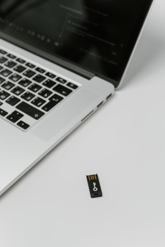 USB-Sicherheitsschlüssel neben einem Laptop – Hardware-Token als Speicherort für Passkeys