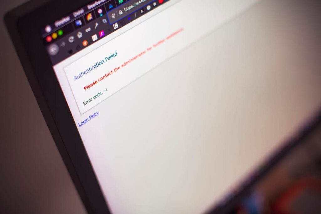 Laptop-Bildschirm zeigt eine fehlgeschlagene Authentifizierung – Phishing scheitert an Passkeys
