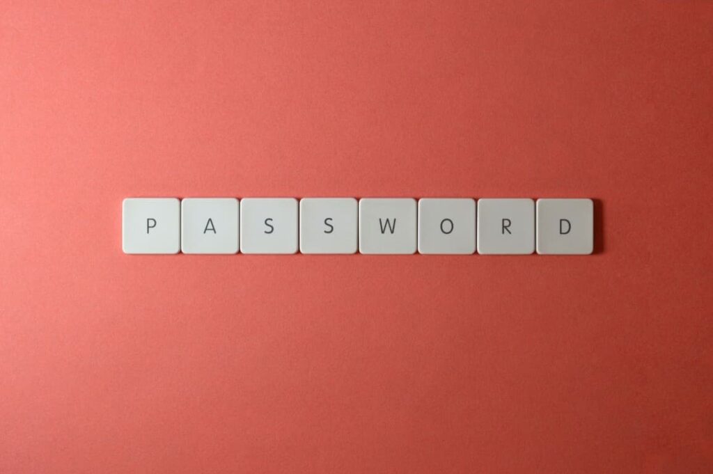 Tastenkappen buchstabieren das Wort PASSWORD – Passkeys als Ablösung klassischer Passwörter