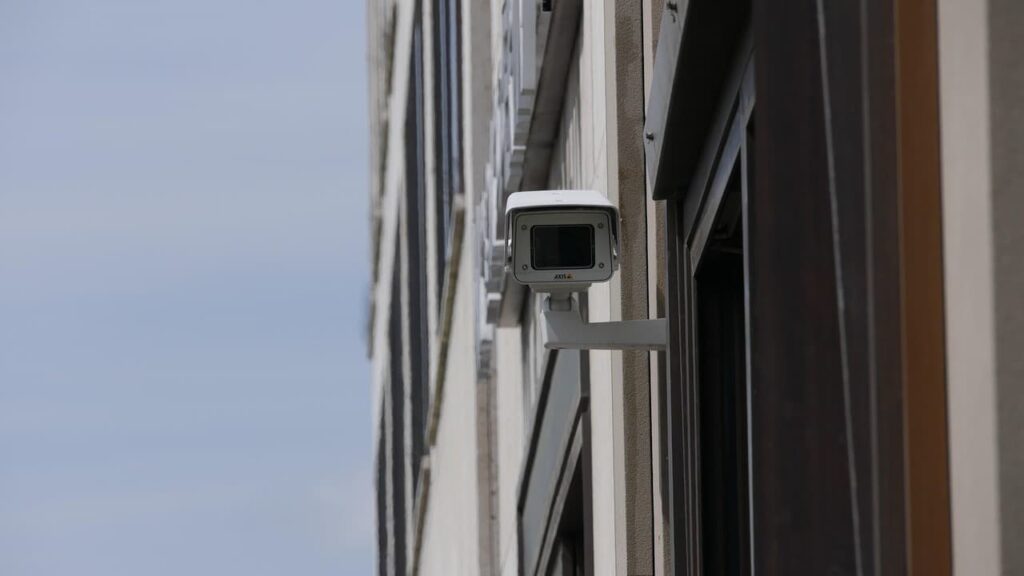 Überwachungskamera vor Fassade – Informationskontrolle als zentrales Thema in Silo