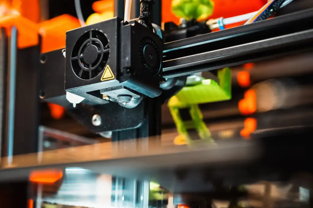 Nahaufnahme einer 3D-Drucker-Düse beim Extrudieren – der 40°-Überhang am Benchy-Bug testet die Bauteilkühlung