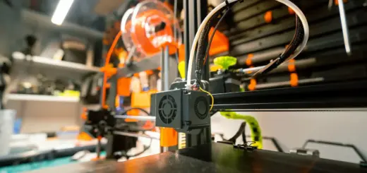 3D-Drucker in einer Werkstatt mit Werkzeug und Filamentspule – Benchy als Testdruck nach Umbau und Kalibrierung