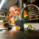 3D-Drucker in einer Werkstatt mit Werkzeug und Filamentspule – Benchy als Testdruck nach Umbau und Kalibrierung