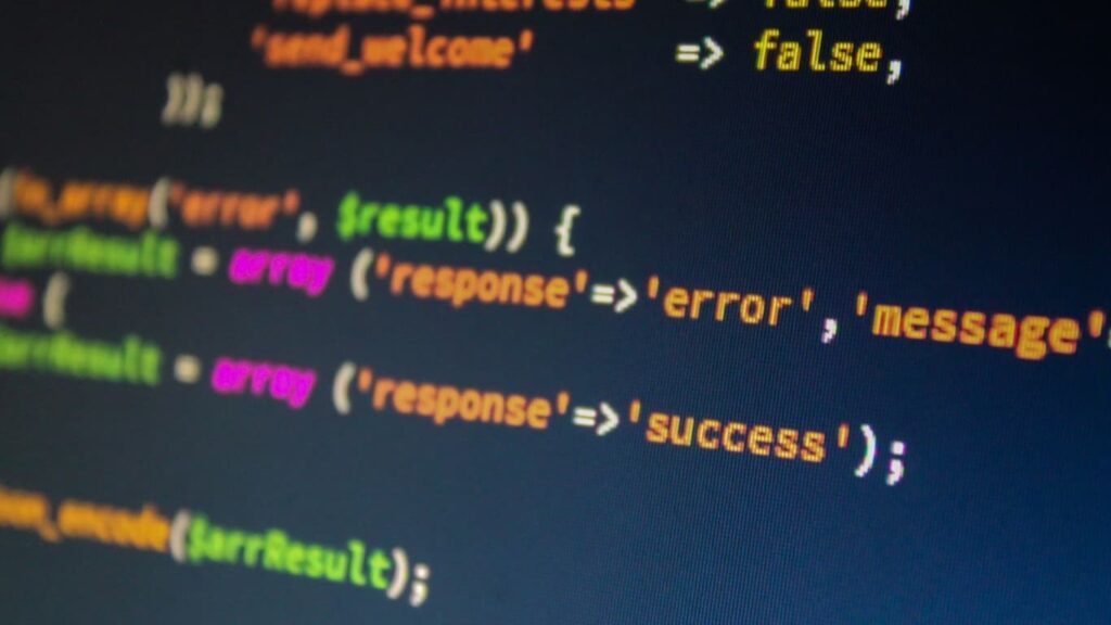 Monitor zeigt eine Fehlermeldung im Quellcode – moderner Ausgangspunkt für systematisches Debugging