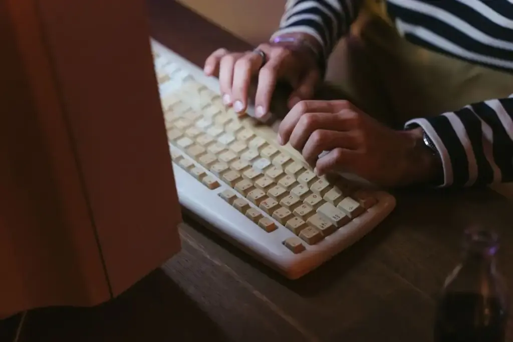 Nahaufnahme von Händen auf einer Tastatur – der Drei-Finger-Griff Strg+Alt+Entf