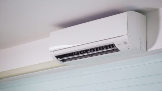 Wandmontierte Klimaanlage in modernem Innenraum als Sinnbild für die Festkörper-Klimaanlage ohne Kältemittel