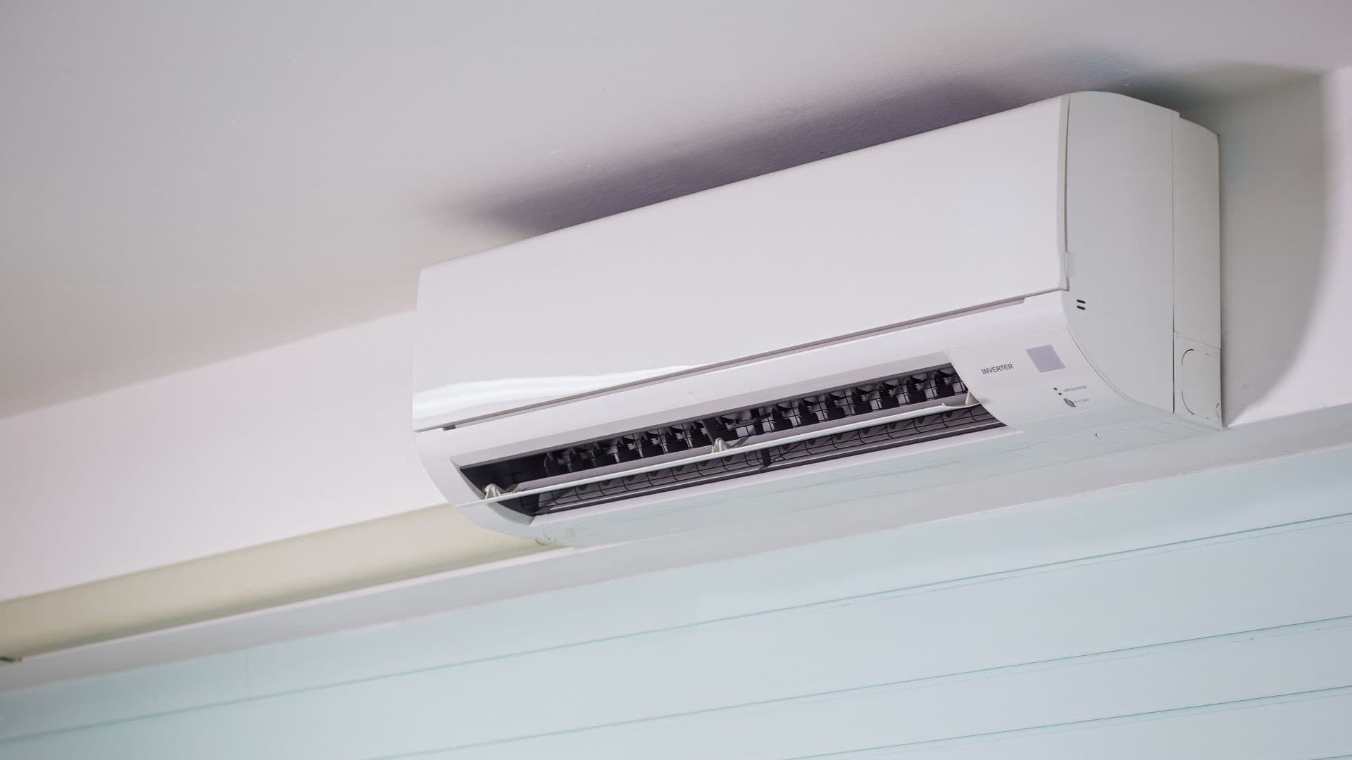 Wandmontierte Klimaanlage in modernem Innenraum als Sinnbild für die Festkörper-Klimaanlage ohne Kältemittel