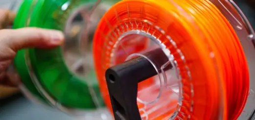 Bunte Filamentspulen in Nahaufnahme – feuchtes Filament ist die häufigste Ursache für Stringing am Benchy