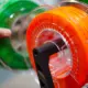 Bunte Filamentspulen in Nahaufnahme – feuchtes Filament ist die häufigste Ursache für Stringing am Benchy