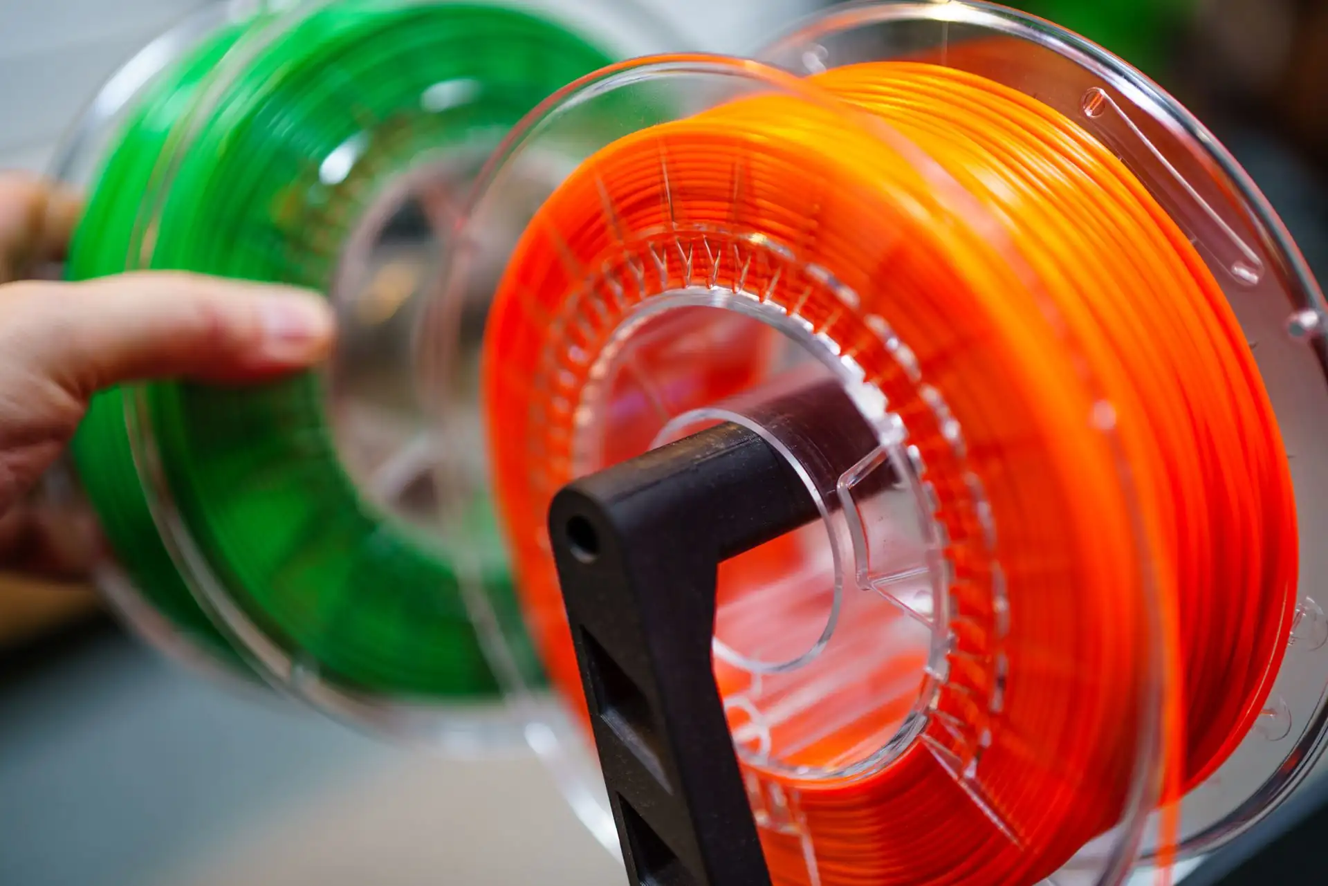 Bunte Filamentspulen in Nahaufnahme – feuchtes Filament ist die häufigste Ursache für Stringing am Benchy