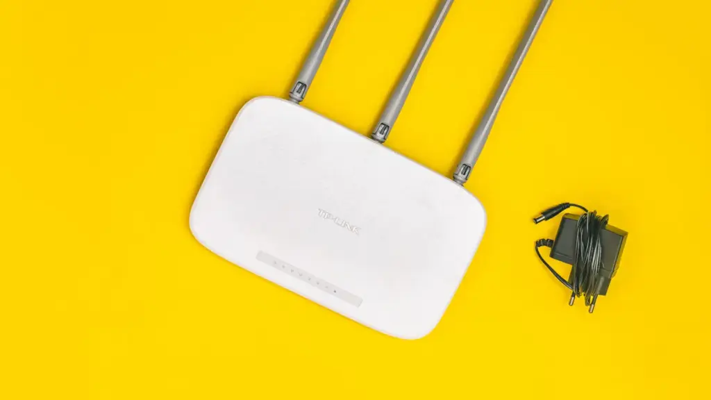 WLAN-Router mit drei Antennen vor gelbem Hintergrund – Heimnetzwerk unter Windows mit ipconfig und ping prüfen