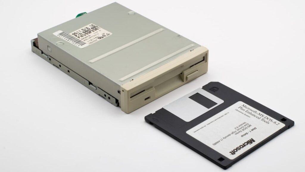 Historisches 3,5-Zoll-Diskettenlaufwerk mit MS-DOS-Diskette – Ursprung der Laufwerksbuchstaben A: und B: