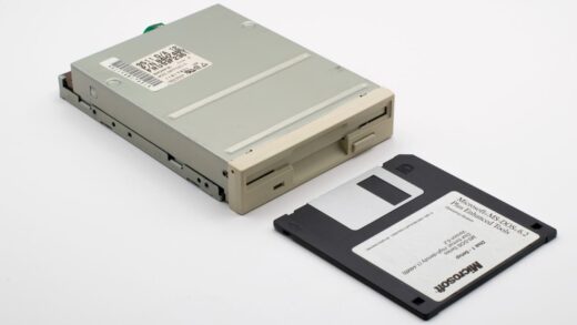 Historisches 3,5-Zoll-Diskettenlaufwerk mit MS-DOS-Diskette – Ursprung der Laufwerksbuchstaben A: und B: