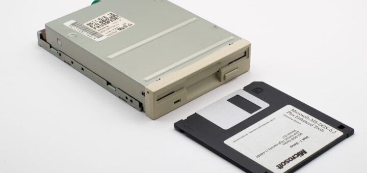 Historisches 3,5-Zoll-Diskettenlaufwerk mit MS-DOS-Diskette – Ursprung der Laufwerksbuchstaben A: und B: