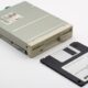 Historisches 3,5-Zoll-Diskettenlaufwerk mit MS-DOS-Diskette – Ursprung der Laufwerksbuchstaben A: und B: