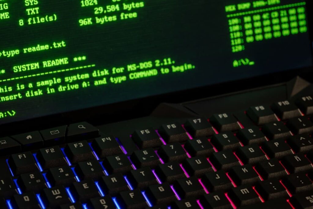 MS-DOS-Eingabeaufforderung auf einem Retro-Bildschirm – hier entstand die Laufwerksbezeichnung C: für die Festplatte