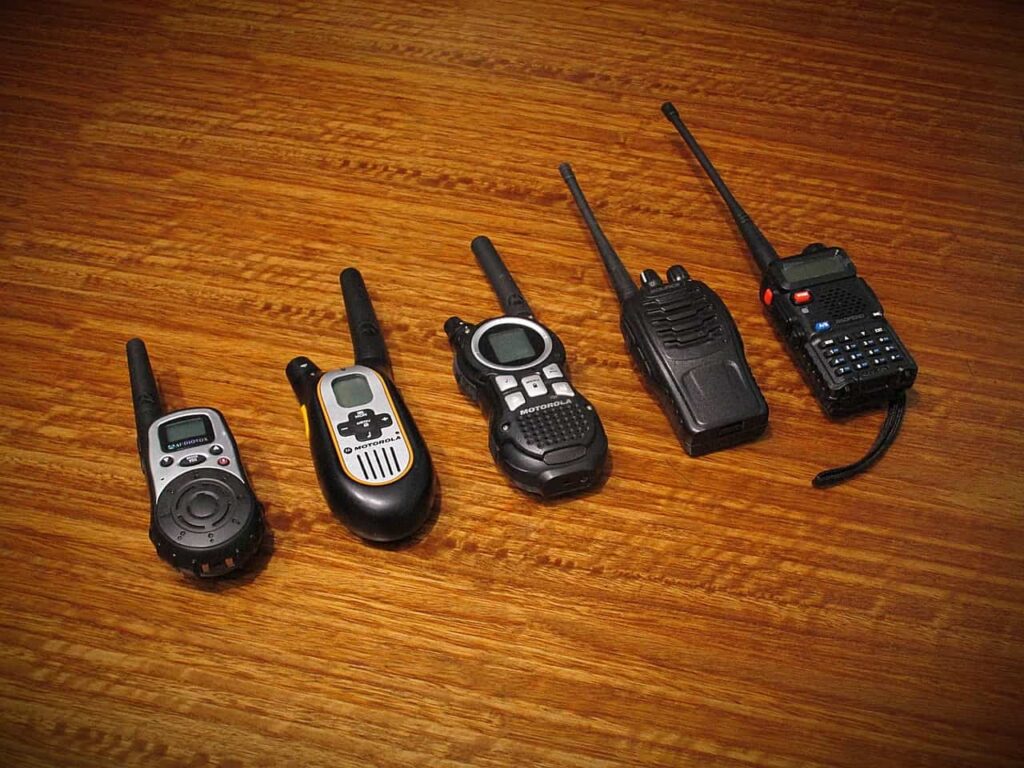 Altes Funkgerät mit Mikrofon, passend zu Silo Staffel 3 Folge 7 Radio