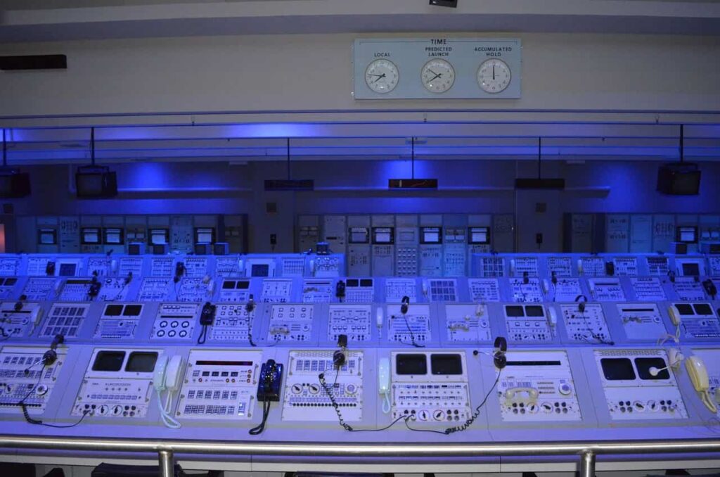 Kontrollraum mit Monitoren und Schaltpulten als Sinnbild für die IT-Abteilung im Silo