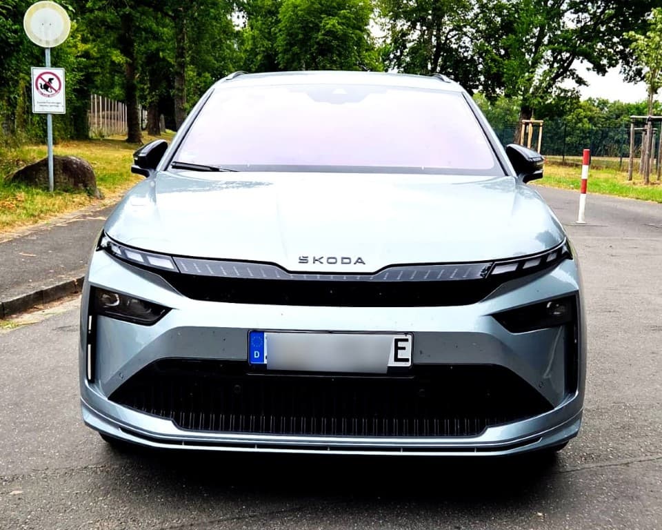 Frontansicht eines silbergrauen Skoda Enyaq Elektroautos