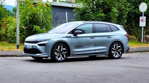 Silbergraues Skoda Enyaq Elektroauto in Seitenansicht am Straßenrand – Testwagen für die erste E-Auto Probefahrt