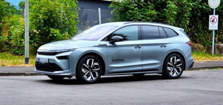 Silbergraues Skoda Enyaq Elektroauto in Seitenansicht am Straßenrand – Testwagen für die erste E-Auto Probefahrt