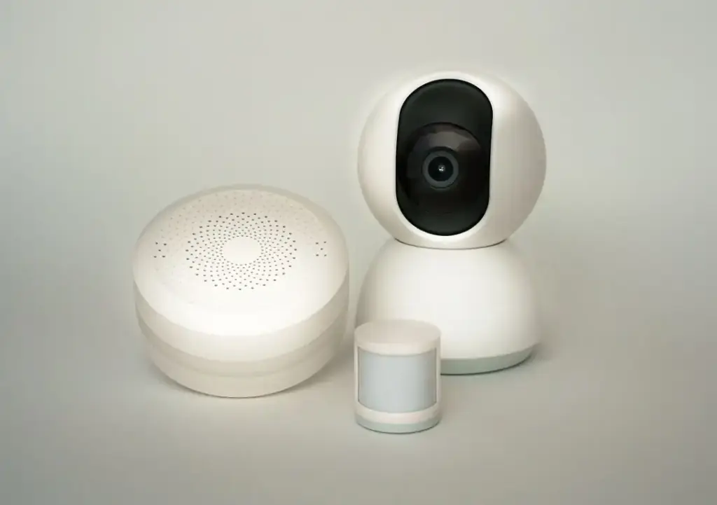 Smart-Home-Geräte mit Sensor und Kamera für lokale Automatisierung mit Home Assistant