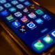 Smartphone Homescreen mit vielen Apps, wie Facebook, Instagram, X (ehemals Twitter), WhatsApp und dem Facebook Messenger!
