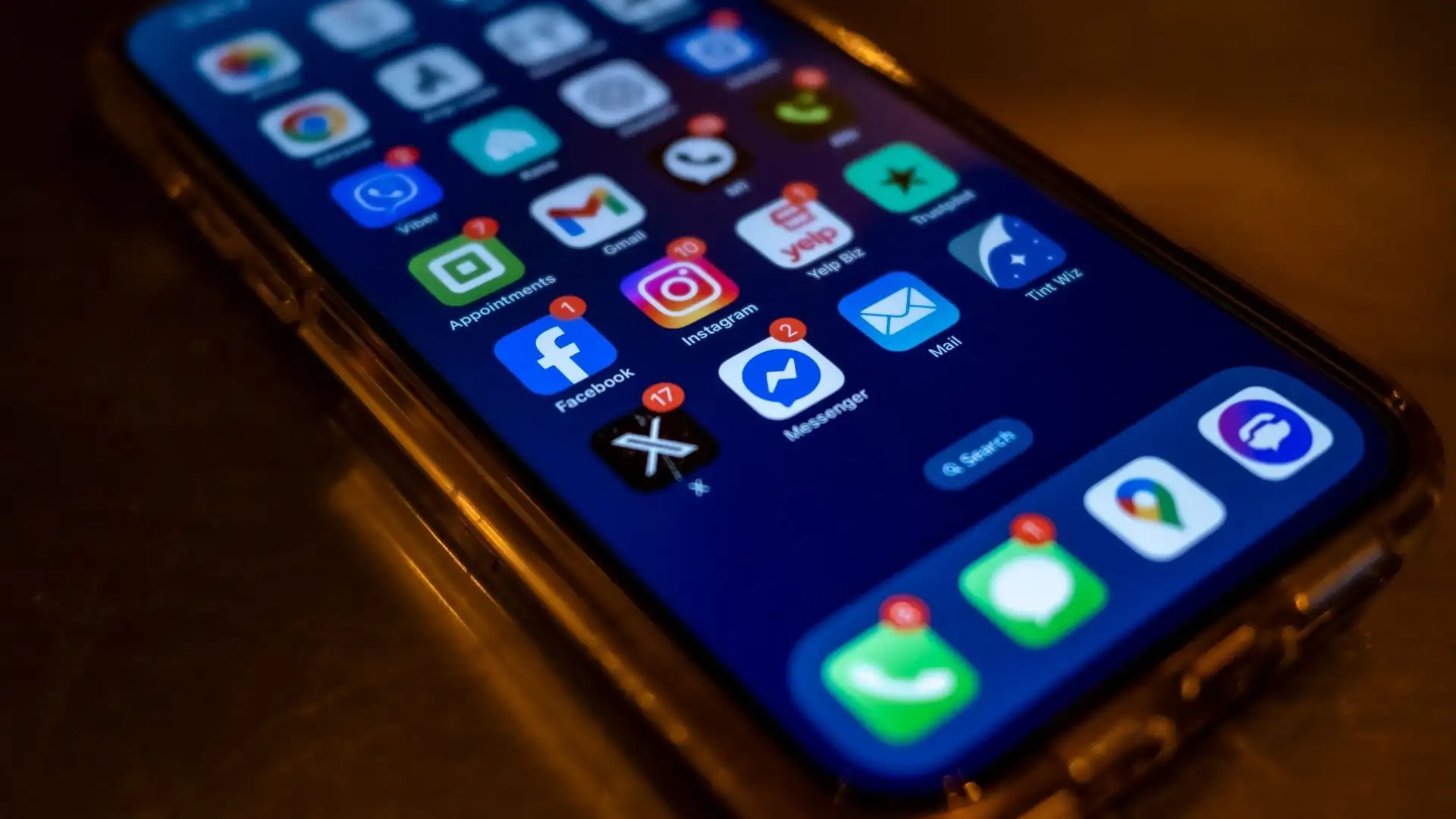 Smartphone Homescreen mit vielen Apps, wie Facebook, Instagram, X (ehemals Twitter), WhatsApp und dem Facebook Messenger!
