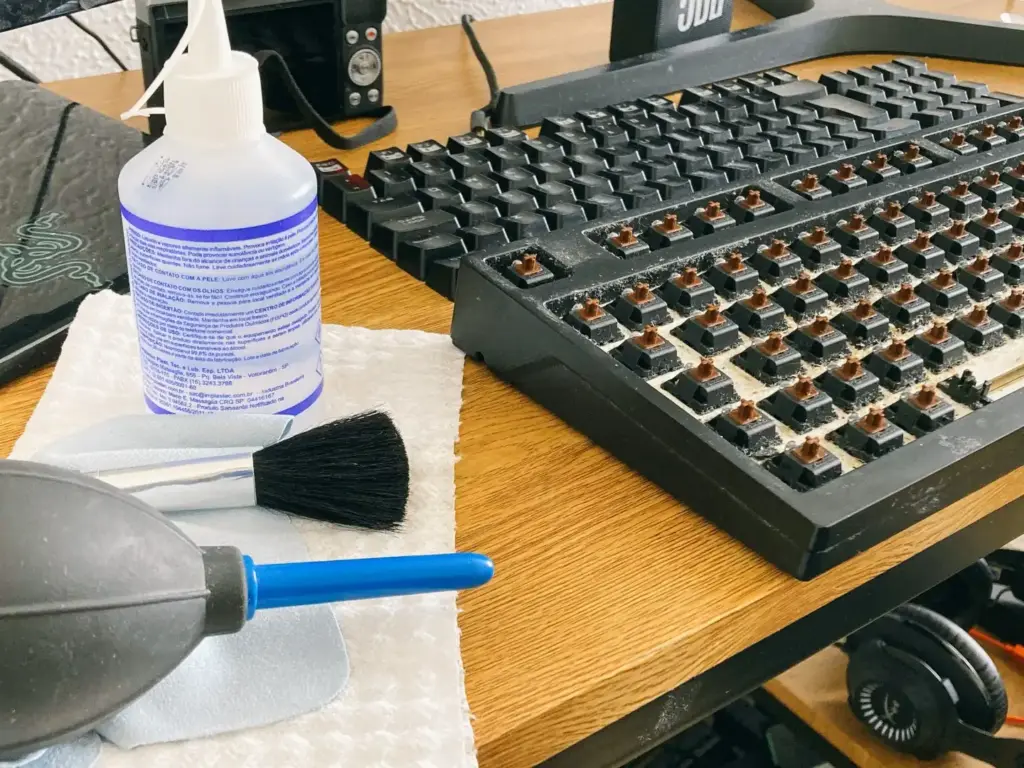Reinigungswerkzeuge und abgezogene Tastenkappen einer mechanischen Tastatur
