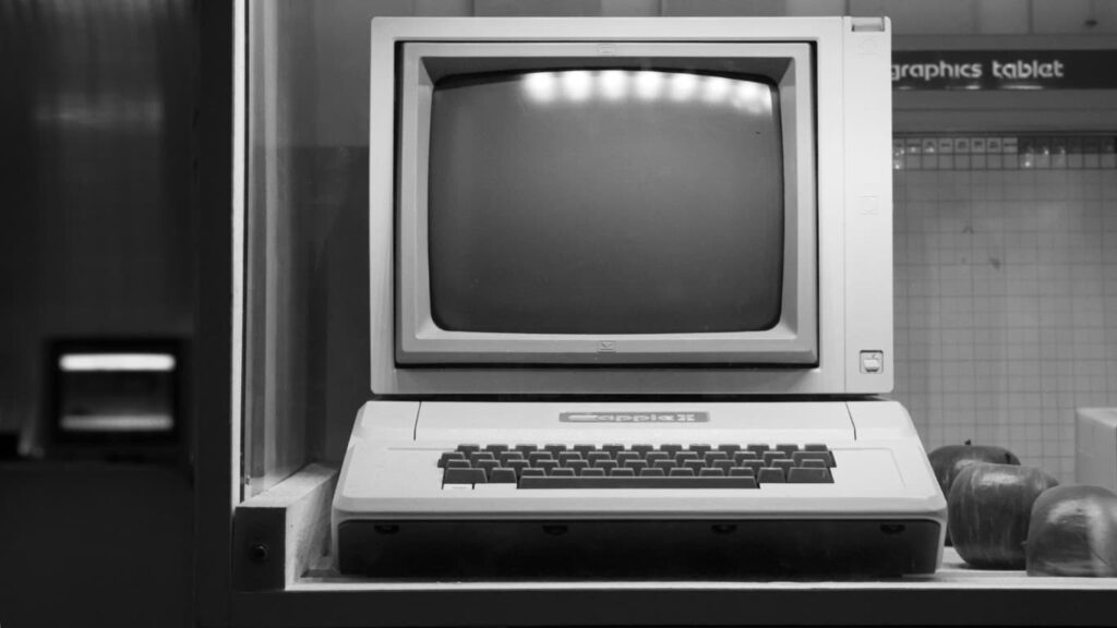Schwarz-weiß fotografierter Vintage-Computer als Sinnbild für den ersten Computer-Bug von 1947